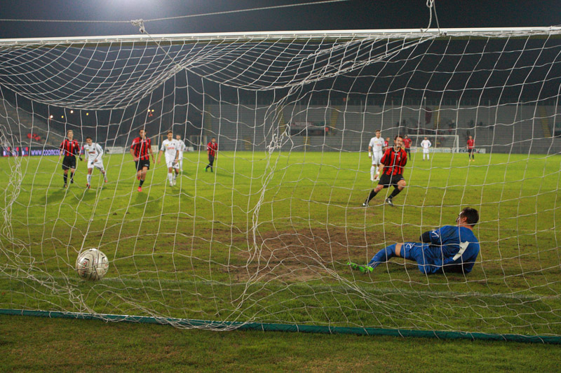 il gol di Bianconi su rigore contro il Pontedera (foto gazzettalucchese.it)